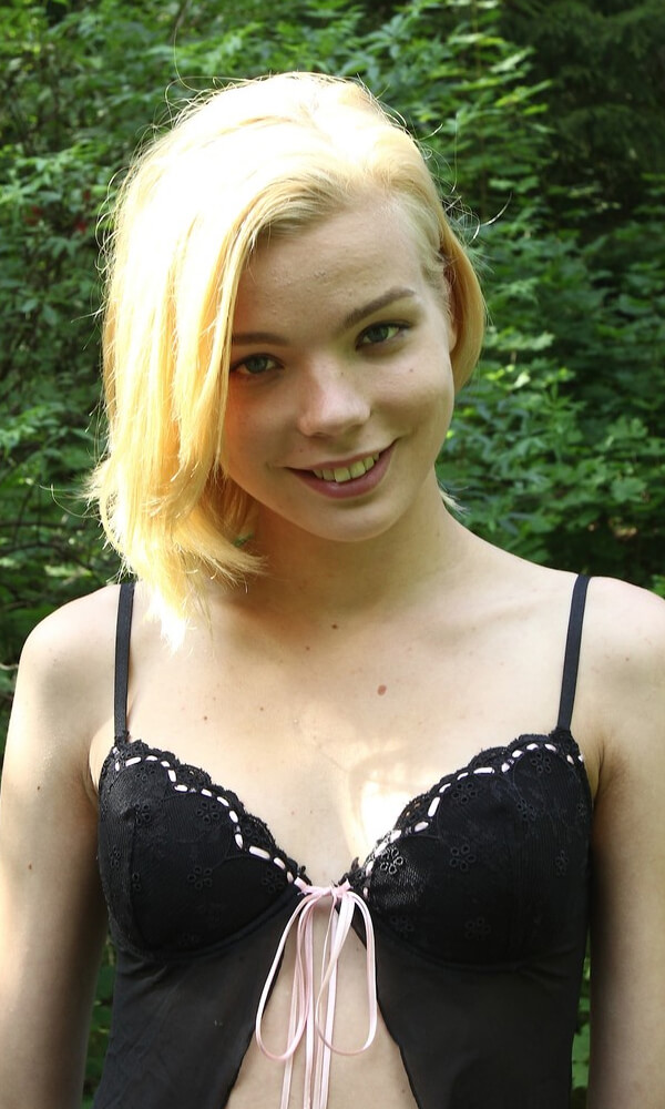 ฝรั่งผมสั้นนั่งโชว์หี 1